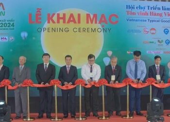 Nhiều doanh nghiệp đến từ 13 quốc gia, vùng lãnh thổ tham quan Hội chợ quốc tế đồ gỗ tại Việt Nam