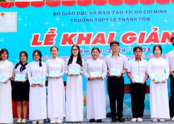 Học sinh, giáo viên trường Trung học phổ thông Lê Thánh Tôn (quận 7, TP.HCM) rộn ràng khai giảng năm học mới