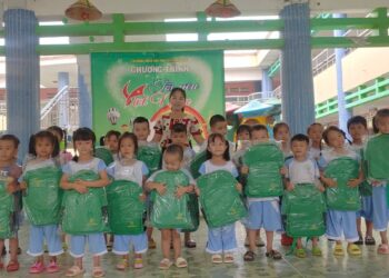 Viện IMRIC – Viện IRLIE phối hợp Tạp chí Doanh nghiệp và trang trại Việt Nam: Trao Balo quà tặng cho học sinh nghèo ở Thị trấn Mõ Cày, xã Định Thuỷ