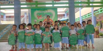 Viện IMRIC – Viện IRLIE phối hợp Tạp chí Doanh nghiệp và trang trại Việt Nam: Trao Balo quà tặng cho học sinh nghèo ở Thị trấn Mõ Cày, xã Định Thuỷ