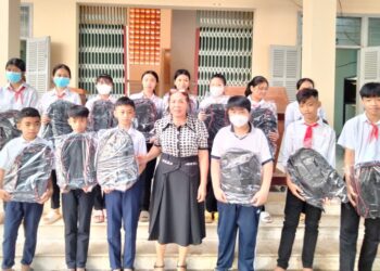 Viện IMRIC – Viện IRLIE phối hợp Tạp chí Doanh nghiệp và Trang trại Việt Nam tiếp sức cho học sinh hiếu học vượt khó tỉnh Bến Tre