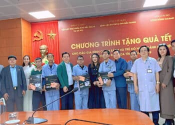 Hoa hậu Calgary Doanh nhân Việt Nam Toàn cầu trao tặng nhà tình nghĩa và quà tết cho các nạn nhân dioxin, gia đình chính sách tại Bắc Giang