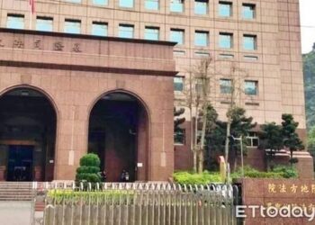 Người bố lập tức kiện con gái đi tù 2 tháng khi phát hiện bất động sản của mình ‘cất cánh’