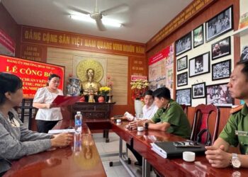 Đảng uỷ phường Bình Thuận (Quận 7, TP.HCM) trao Quyết định thành lập Chi bộ Viện Nghiên cứu Thị trường – Truyền thông Quốc tế, nhiệm kỳ 2025 – 2027