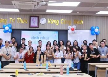 Những sinh viên đầu tiên của Trường ĐH Luật TP.HCM bất ngờđược nhận quà sinh nhật