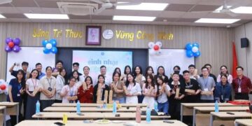 Những sinh viên đầu tiên của Trường ĐH Luật TP.HCM bất ngờđược nhận quà sinh nhật