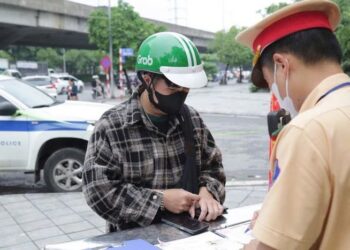 Trách nhiệm của công ty chủ quản ở đâu khi tài xế ‘xe ôm’ công nghệ vi phạm giao thông?