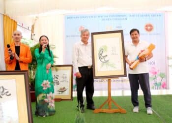 Ông Phan Mạnh Hùng – Phó viện trưởng Viện IMRIC; CEO Công ty Mays Ruviteks vinh dự nhận bằng khen Chủ tịch UBND tỉnh Bến Tre