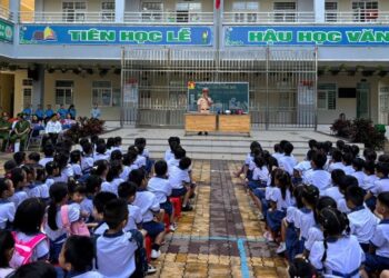 Trạm CSGT Đa Phước phối hợp công an phường Tân Mỹ (sau sáp nhập) tuyên truyền an toàn giao thông học đường tại trường tiểu học Phạm Hữu Lầu