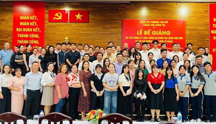 11 cán bộ, nhân viên Chi bộ Viện Nghiên cứu Thị trường – Truyền thông Quốc tế được cấp giấy chứng nhận lớp bồi dưỡng Nhận thức về Đảng