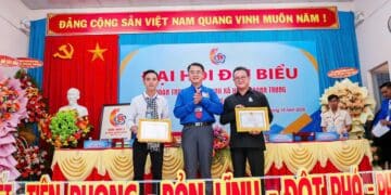 Ông Hồ Minh Sơn – Phó Chủ tịch Hiệp hội AVRCIPL, Chủ tịch HĐQL Viện IRLIE trao kinh phí từ xã hội hóa của Đoàn TNCS Hồ Chí Minh xã Hưng Khánh Trung