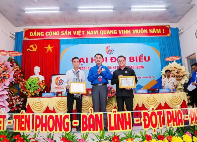 Ông Hồ Minh Sơn – Phó Chủ tịch Hiệp hội AVRCIPL, Chủ tịch HĐQL Viện IRLIE trao kinh phí từ xã hội hóa của Đoàn TNCS Hồ Chí Minh xã Hưng Khánh Trung