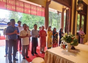 Đoàn Doanh nhân Sài Gòn và Hội đồng họ Mai dâng hương tưởng nhớ Chủ tịch Tôn Đức Thắng