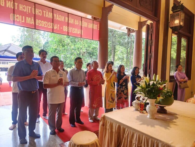 Đoàn Doanh nhân Sài Gòn và Hội đồng họ Mai dâng hương tưởng nhớ Chủ tịch Tôn Đức Thắng